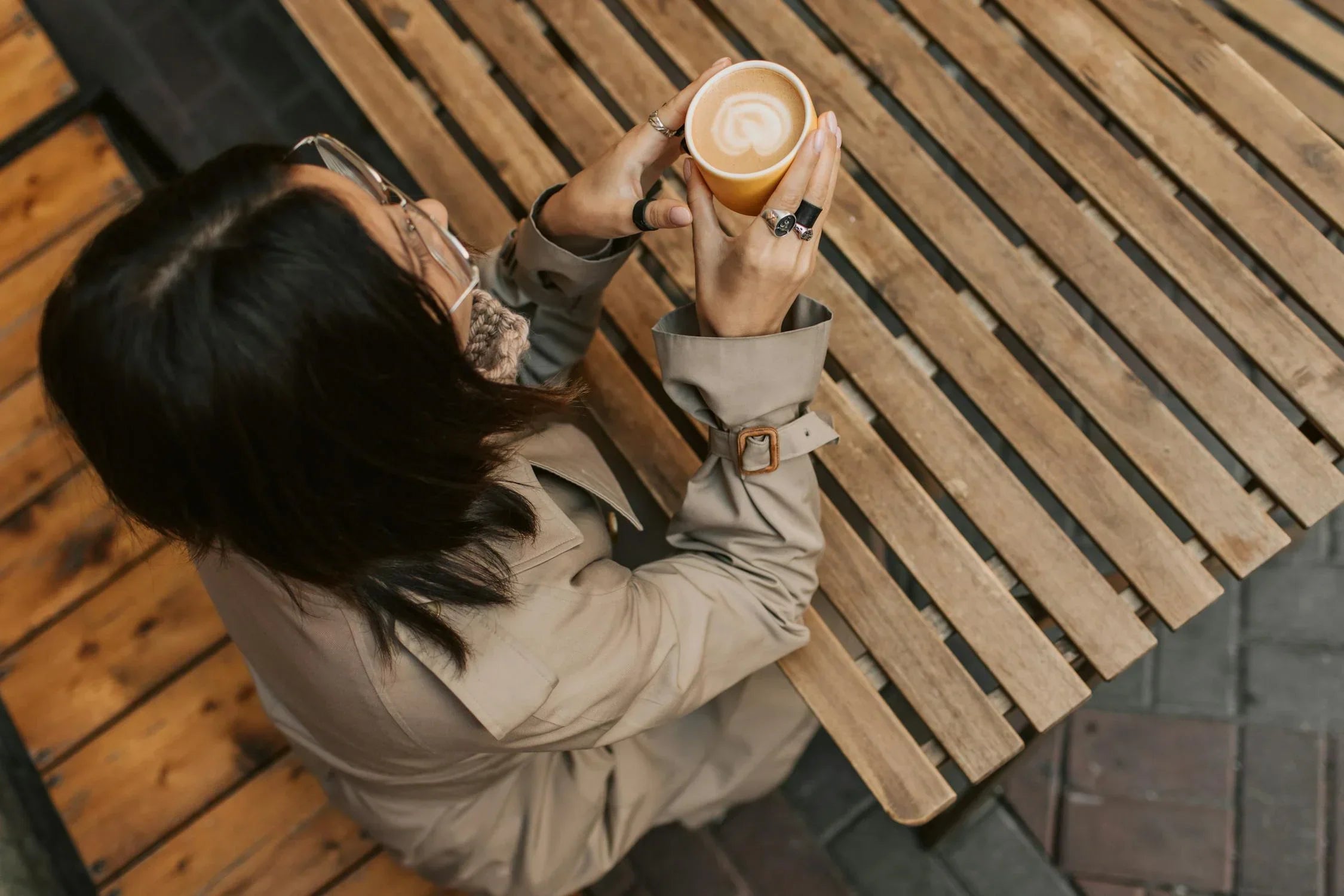☕ A real sobre o excesso de cafeína (e por que seu fígado merece um respiro)